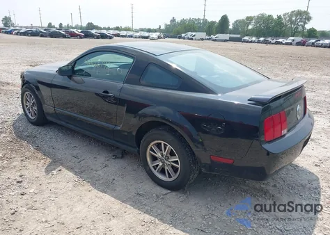 2005 Ford Mustang V6 Deluxe/V6 Premium z USA, uszkodzony, nr VIN 1ZVFT80N355240212